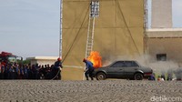 Simulasi penanganan kebakaran mobil di Lapangan Monas.