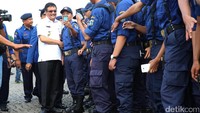 Djarot diajak berfoto selfie dengan salah satu anggota Damkar.