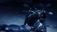 Dua boks di kiri-kanan bagian belakang membawa peningkatan fungsionalitas pada motor ini.