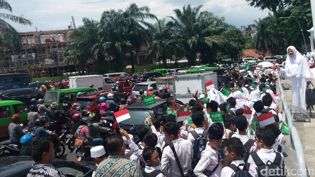 Sejumlah Warga Bogor Penasaran dengan Ketampanan Pangeran Arab