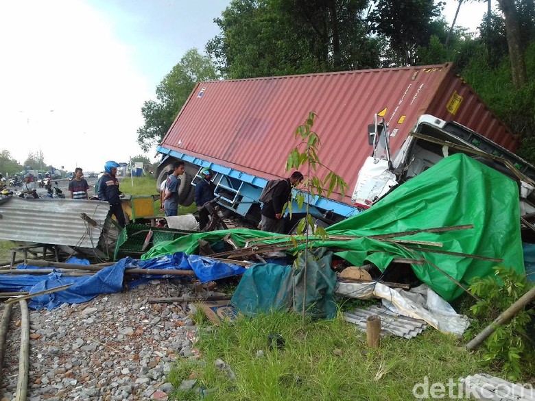 3 Truk Bertabrakan di Karanganyar, Warung dan Bengkel Jadi 