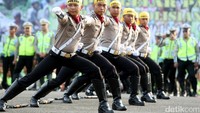 Apel Operasi Simpatik Jaya 2017 dimeriahkan dengan atraksi polisi.