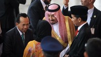 Para menteri juga nampak bergiliran bersalaman dengan Raja Salman. Pool/Panca Syurkani MI.
