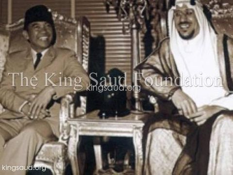 Potret keakraban antara Sukarno dengan Raja Saud. 
