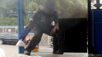 Barang bukti sabu dimasukkan ke dalam insinerator untuk dimusnahkan.