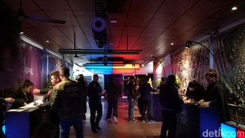 Kanan kiri lorong masuk diisi booth penjualab merchandise. (Foto: Adi Fida Rahman)