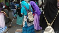 8 Remaja Putri Bersihkan Sisa Sampah di Halaman Masjid Istiqlal