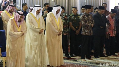 Raja Salman Tunaikan Salat Tahiyatul Masjid di Istiqlal
