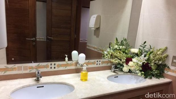 Bunga di toilet DPR / 