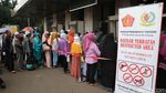 Antrean Masyarakat di Depan Pintu Masjid Istiqlal