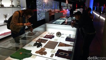 Di area menunggu, kita disajikan museum mini Barcelona FC. (Foto: Adi Fida Rahman)