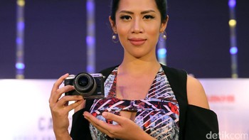 Model menunjukan mirrorless EOS M6. Kamera itu mempunyai kekuatan 24,2 Megapiksel dengan prosesor Digic 7.