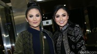 Krisdayanti tampak mengenakan dress dan jaket hijau dan Yuni Shara terlihat menggabungkan jaket hitam dan ripped jeans. Pool/Palevi S/detikFoto.