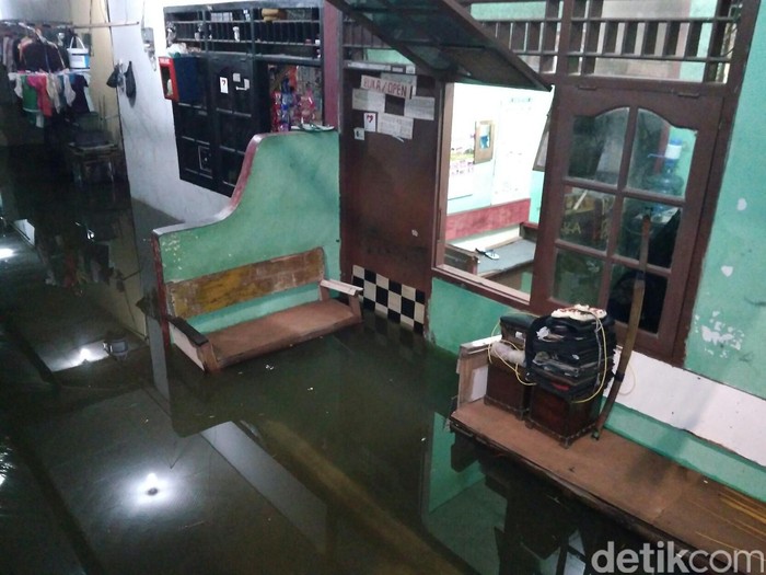 Banjir di Pulo Kalibata, Warga Berjaga Amankan Barang-barang