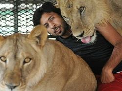 Potret Kemesraan Pria Arab dengan Singa Hingga Macan Tutul