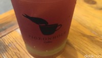 Pencinta teh bisa mencicip Iced Tea Allocha Aloevera. Memadukan pekatnya black tea dengan potongan lidah buaya yang manis kenyal.