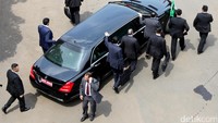 Mobil yang ditumpangi Raja Salman meninggalkan gedung DPR, Kamis (2/3/2017).