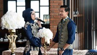 Acara berlangsung sejak pukul 13.00 WIB tadi navy blue dan gold menjadi tema di acara lamarannya tersebut. Pool/Noel/detikFoto.