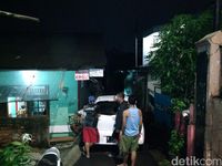 Banjir di Pulo Kalibata, Warga Berjaga Amankan Barang-barang