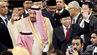 Raja Arab Saudi Salman bin Abdulaziz Al Saud tiba di Gedung DPR untuk menyampaikan pidato politik. Raja Salman disambut Ketua DPR Setya Novanto berserta jajarannya.