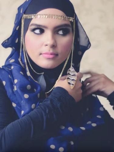 Tutorial Hijab Terinspirasi Gaya Putri Arab Saudi