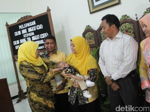 Mensos Melepas 14 Balita yang Diadopsi Orangtua Angkat