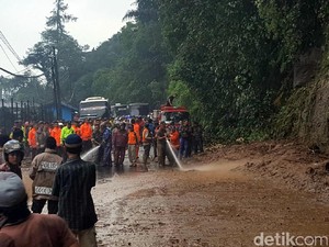 Hati-hati, Evakuasi Pohon Tumbang di Jalur Cianjur-Bogor Menyisakan Lumpur