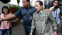 Hakim MK Suhartoyo meninggalkan gedung KPK.