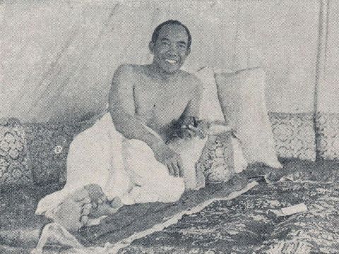 Sukarno beristirahat saat naik haji.