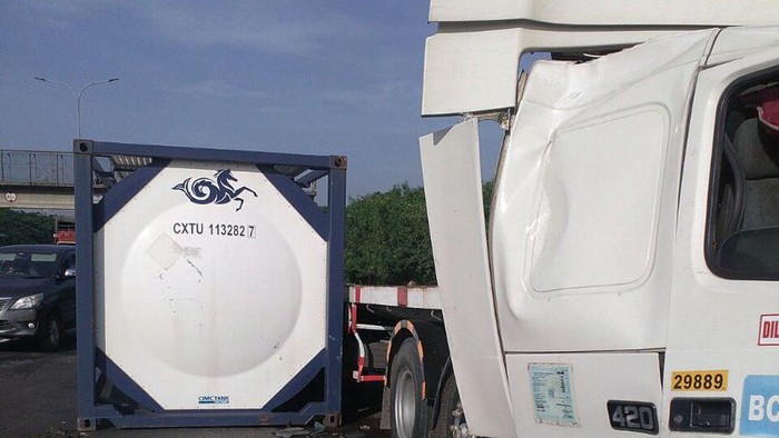 Ada Kecelakaan Truk, Tol JORR Taman Mini ke Cikunir Macet 9 Km