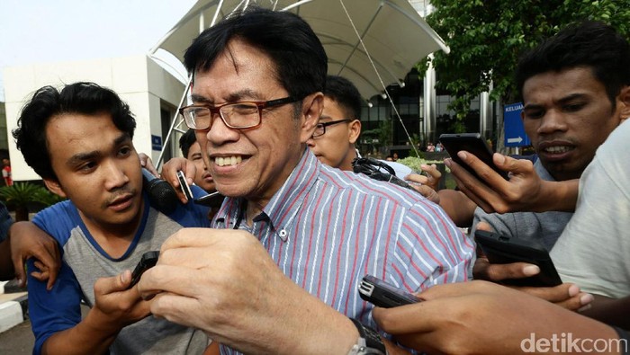 Mantan Direktur Teknik Garuda Indonesia Hadinoto Soedigno diperiksa KPK. Hadinoto dipanggil sebagai saksi untuk eks Dirut Garuda Indonesia Emirsyah Satar.