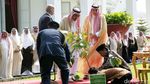 Raja Salman Tanam Pohon Ulin di Istana