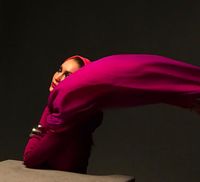 Tampil di Debut Vogue Arabia, Gigi Hadid Pakai Tutup Kepala