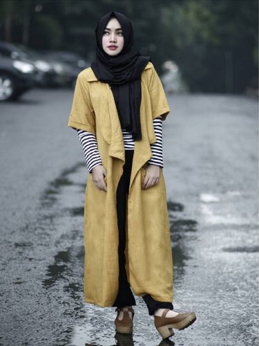 Foto: Cithatha, Si Cantik Berhijab yang Wajahnya Ada di Line Sticker