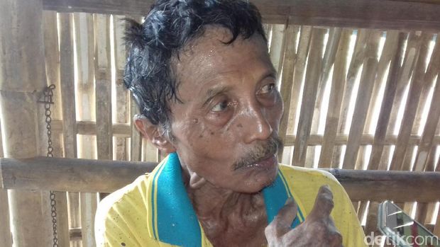 Aksi Kakek Pemulung Tambal Jalan Berlubang Pakai Uangnya Sendiri