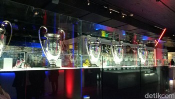 Mulai dari kostum hingga piala yang telah Barca gondol dipajang di sini. (Foto: Adi Fida Rahman)