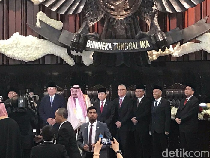 Raja Salman Berfoto dengan SBY, Try Sutrisno dan Pimpinan Parlemen