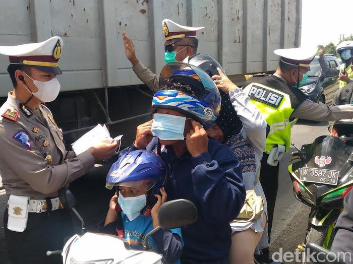 Jalan Rusak dan Berdebu, Polisi Bagi-bagi Masker
