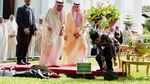 Raja Salman Tanam Pohon Ulin di Istana