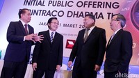 Presdir PT Bintraco Dharma Tbk Sebastianus Harno Budi (kedua kanan) dan Wapresdir Benny Redjo Setyono (kanan), berbincang dengan Direktur Independen Joko Tri Sanyoto (kiri) dan Direktur Fatriyanto (kedua kiri), usai pengumuman rencana penawaran umum perdana saham (Initial Public Expose), di Jakarta.