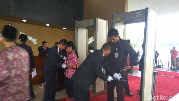 Tamu mulai berdatangan ke DPR / 