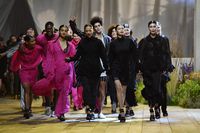 Gigi Pegang Tangan Bella Hadid Saat Fashion Show Bareng The Weeknd