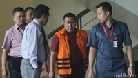 Marisi terlihat keluar dari Gedung KPK, Jalan Kuningan Persada, Jakarta Selatan, Kamis (2/3/2017) sekitar pukul 14.05 WIB. Dia terlihat mengenakan rompi tahanan KPK berwarna oranye.