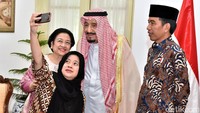 Momen pertemuan Megawati Soekarnoputri dengan Raja Salman bin Abdulaziz Al Saud tak sekadar dilewati dengan foto bergaya formal. Pertemuan istimewa ini juga diabadikan dalam sesi foto wefie. Agus Suparto/Rumgapres.