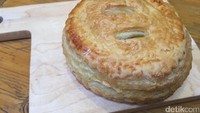 Kalau mau yang gurih, cobalah Chicken Pie. Pastry bundar berisi cincangan daging ayam dan wortel tumis.