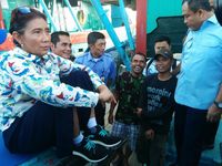 Pakai Sneakers dan Kacamata Hitam, Susi Sidak Kapal di Muara Baru