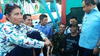 Susi saat sidak ke Pelabuhan Muara Baru dengan pakaian santai dan sepatu lari. Foto: Danang Sugianto