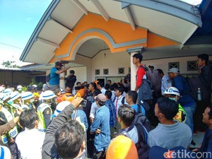 Gara-gara Kacamata, Pengosongan Aset oleh Daop 3 Cirebon Diwarnai Tawa