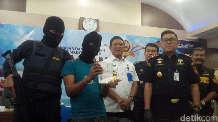 Penyelundup Sabu dari Malaysia Ditangkap di Kualanamu