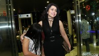 Mayangsari juga turut hadir dengan mengenakan dress hitam bersama putrinya Khirani Siti Hartina Trihatmodjo. Pool/Palevi S/detikFoto.